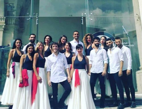 Lecce, 16 artisti del Corpo di ballo de la Notte della Taranta danzano in piazza la tradizionale “pizzica pizzica”